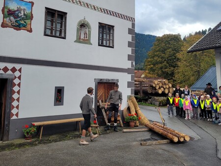 Prireditev DEKD pri Juvanovi hiši